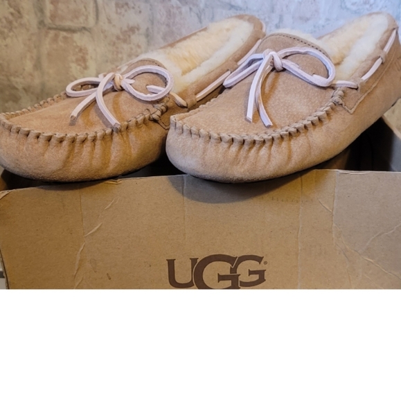 Ugg Dakota Moccasins - Picture 6 of 16